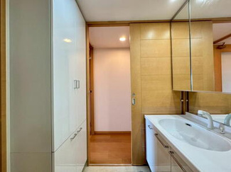  | ポレスター近江八幡 | 生活感の出やすい洗面室にも収納がり、洗剤やタオルなども隠せてスッキリとお使いいただけます。