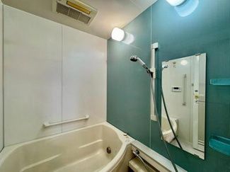  | ポレスター近江八幡 | ゆったりリラックスできる広々とした浴室。乾燥暖房付き。