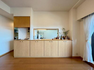  | ポレスター近江八幡 | キッチンに背面収納があり、荷物が多い方でも安心です。