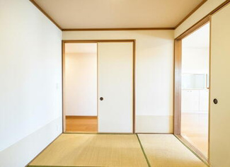  | ポレスター近江八幡 | LDK横の和室はしっかり６帖。お昼寝や客間にピッタリ。