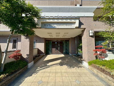 ポレスター近江八幡のエントランス|高級感があり清掃の行き届いたマンションです。