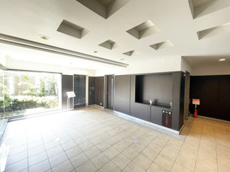 【エントランス】 | ポレスター近江八幡 | 重厚感のある落ち着いたロビー。