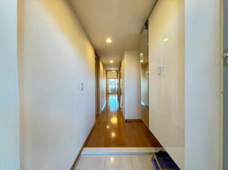  | ポレスター近江八幡 | 大型鏡で身支度を整えられ、大型シューズBOX完備で玄関がスッキリお使いいただけます。