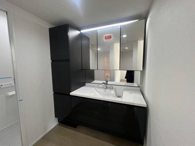 ～大人の余裕～行けば納得の環境【鎌倉市二階堂】新築戸建の独立洗面台|朝の支度にも助かる、独立の洗髪洗面化粧台