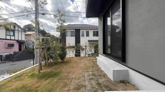 ～大人の余裕～行けば納得の環境【鎌倉市二階堂】新築戸建の庭|簡単な家庭菜園も楽しめるお庭です