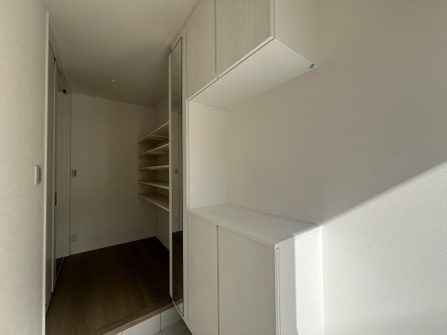 ～大人の余裕～行けば納得の環境【鎌倉市二階堂】新築戸建の玄関|ゆったりとした玄関です