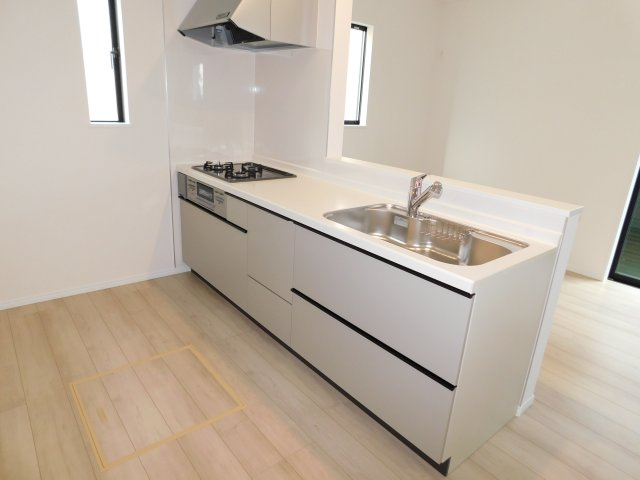 名古屋市港区東蟹田の新築一戸建のキッチン|◇キッチン◇　　人気の対面式・人造大理石カウンターシステムキッチン・浄水機能付ハンドシャワー・スローインクローズレール・静音仕様シンク・Ｓｉセンサーコンロ（３口）・床下収納庫