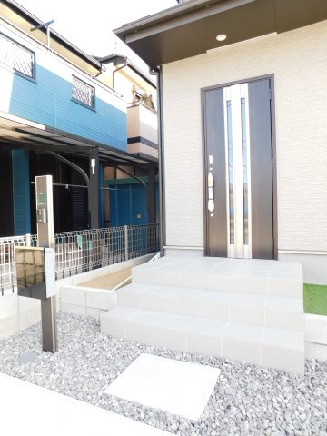 名古屋市港区東蟹田の新築一戸建の玄関|◇玄関ポーチ◇　　アプローチ付きの玄関ポーチ　