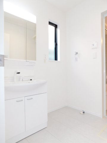 名古屋市港区東蟹田の新築一戸建の独立洗面台|◇洗面室◇　　三面鏡シャンプードレッサー　くもり止め仕様