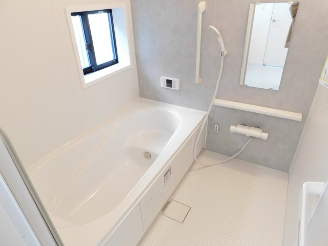 名古屋市港区東蟹田の新築一戸建の浴室|◇浴室◇　　広い１坪サイズ（LIXIL）・保温浴槽・エコベンチ浴槽・追い焚き・オートバス・浴室暖房乾燥機・キレイサーモフロア・バリアフリーバス・浴室窓あり