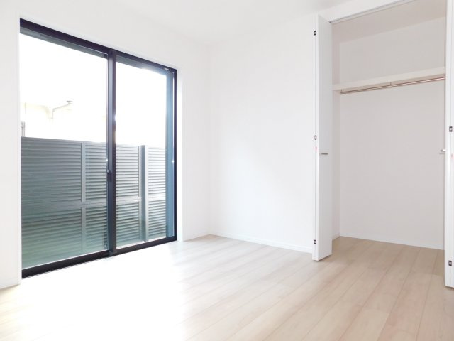 名古屋市港区東蟹田の新築一戸建の洋室|◇１階洋室◇　　南面で明るい洋室５．２５帖　全居室収納完備♪