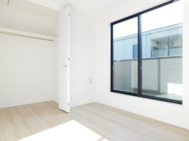 名古屋市港区東蟹田の新築一戸建の洋室|◇２階洋室◇　　南面で明るい洋室５．２５帖　全居室収納完備♪　バルコニー利用可！