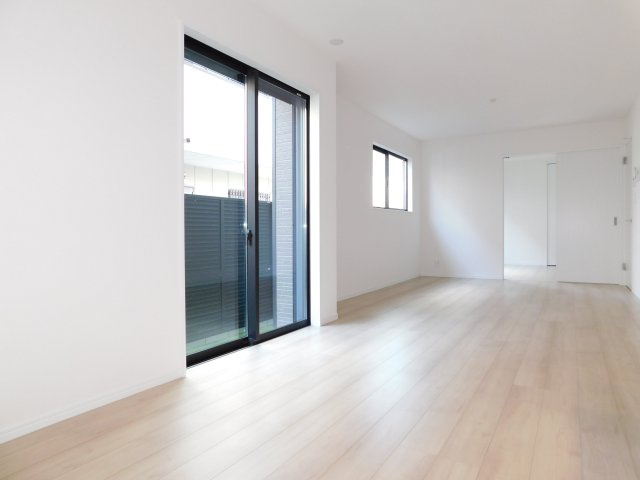 名古屋市港区東蟹田の新築一戸建の居間・リビング|◇リビング◇　　南面で広くて明るいリビング１８．０帖　大きな窓から陽がさすあたたかいＬＤＫ♪