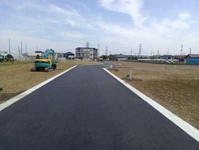 【前面道路含む現地写真】 | 【大堤第5期　現地外観】
※令和7年9月時点