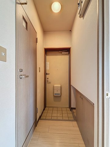 クレスト松山の玄関