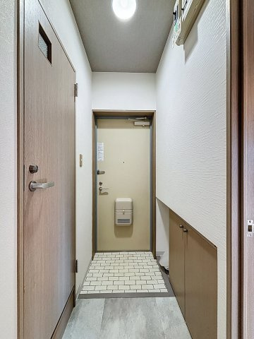 クレスト松山の玄関
