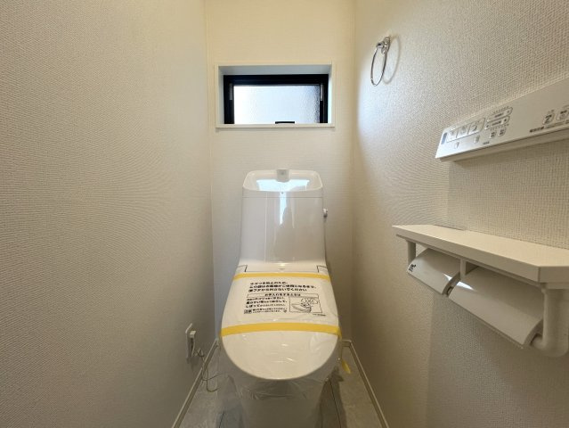 鎌倉市の上の方！鎌倉は海だけじゃない！【鎌倉市台４丁目】新築戸建のトイレ|落ち着いた色調のトイレです