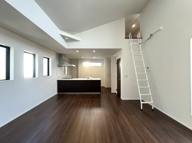 鎌倉市の上の方！鎌倉は海だけじゃない！【鎌倉市台４丁目】新築戸建の居間・リビング|ゆったり過ごせる居間です