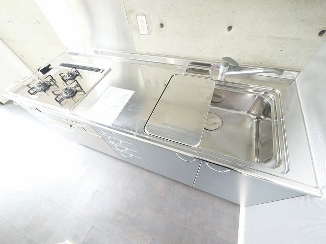 四季の住処欅邸のキッチン|コンパクトなキッチンで掃除もラクラク