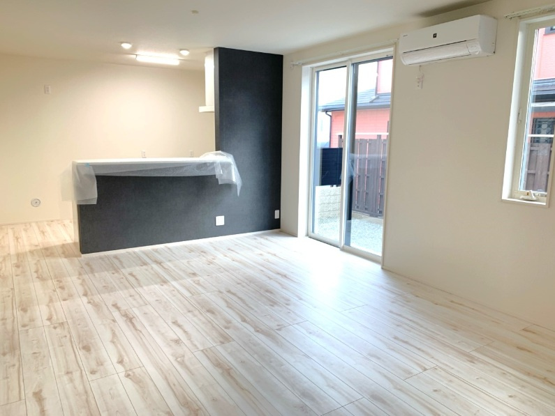 三条町貸家の居間・リビング