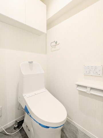 菊川グリーンハイツのトイレ|～吊戸棚付きのトイレ写真～