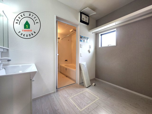 城南区神松寺1丁目第3-2棟（2号棟）の脱衣所|ゆとりの洗面スペースで朝の身支度もスムーズに。暮らしを快適に変えるシャワー付洗面台です！