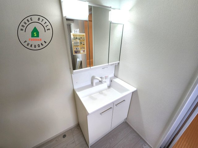 城南区神松寺1丁目第3-2棟（2号棟）の独立洗面台|毎日使うものだから清潔な空間を保ちたい水回り。洗面にはそんな願いを解消させてくれる収納アイデアが満載です。三面鏡の裏側にはキャビネットが現れ小物から背の高い物まで収納できます。