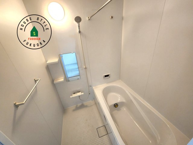 城南区神松寺1丁目第3-2棟（2号棟）の浴室|1日の疲れを癒してくれる広々バスルーム。雨の日のお洗濯にも大活躍な浴室乾燥機付です！