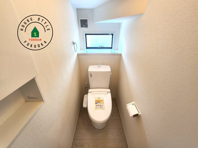 城南区神松寺1丁目第3-2棟（2号棟）のトイレ|温水洗浄便座を完備しております。2ヶ所にトイレがあるのは朝の慌ただしい時間も安心です。