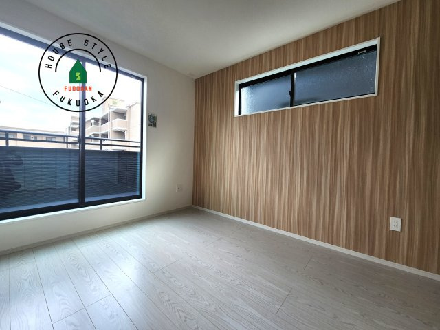 城南区神松寺1丁目第3-2棟（2号棟）の寝室|主寝室には収納力に優れたクローゼットがありますので、お部屋もすっきり片付きます。