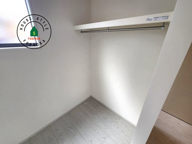 城南区神松寺1丁目第3-2棟（2号棟）の収納|洋服や大きな荷物が多い方や人数の多いご家族などは、一般的なクローゼットよりもウォークインクローゼットのほうが使い勝手が良いです。