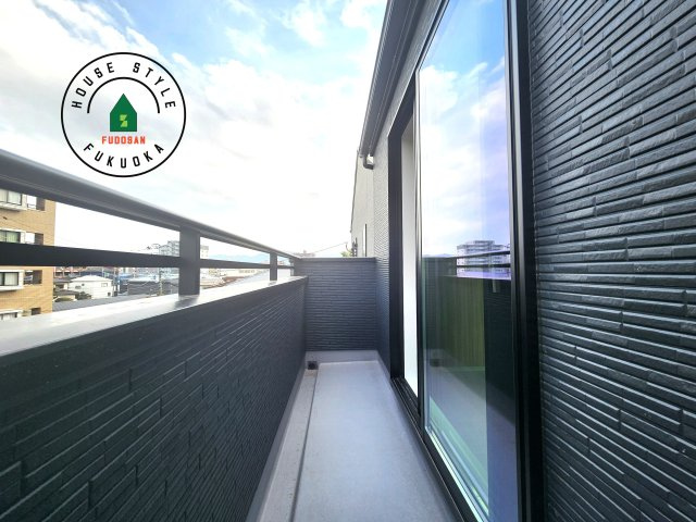 城南区神松寺1丁目第3-2棟（2号棟）のバルコニー|風をしっかりと感じられるバルコニーでは、毎日が洗濯日和です。広々としているので洗濯も楽しくなるでしょうし、気分転換にバルコニーからの眺めを楽しむのもいいでしょう。