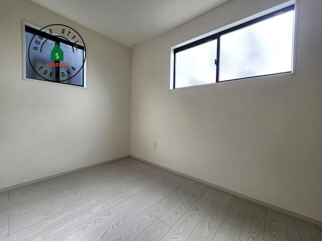 城南区神松寺1丁目第3-2棟（2号棟）の子供部屋|柔らかい陽光が差し込む明るいお部屋を演出する設計。彩光の取れる窓が気持ちの良いお部屋を創り上げます。