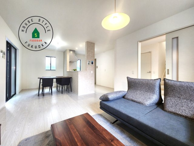 城南区神松寺1丁目第3-2棟（2号棟）の居間・リビング|明るく開放的なリビングダイニングは豊かな陽光が注ぎ込み、やすらぎの空間を演出してくれます。ご家族で楽しいひとときをお過ごし下さい。※家具はCGを合成したものです。