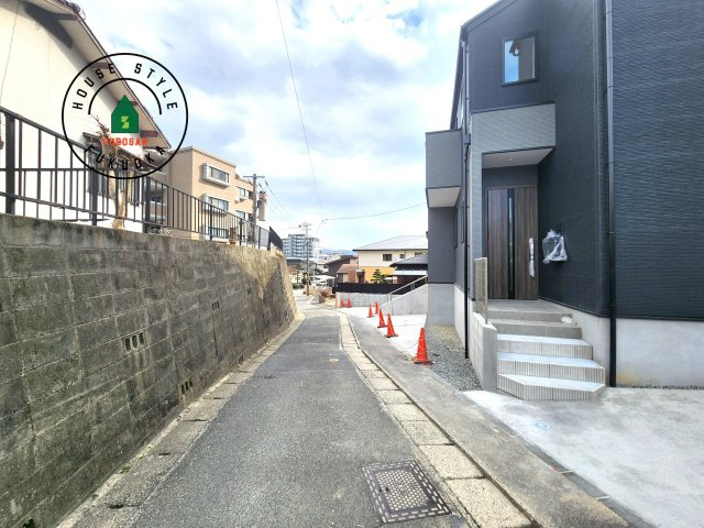城南区神松寺1丁目第3-2棟（2号棟）の前面道路含む現地写真|前面道路は閑静な住宅地をはしる車通りの少ない道路。お車の出し入れが苦手なママや小さなお子様にも安心ですね。しっかり舗装もされているので、ベビーカーや自転車で通っても快適に通行できます。