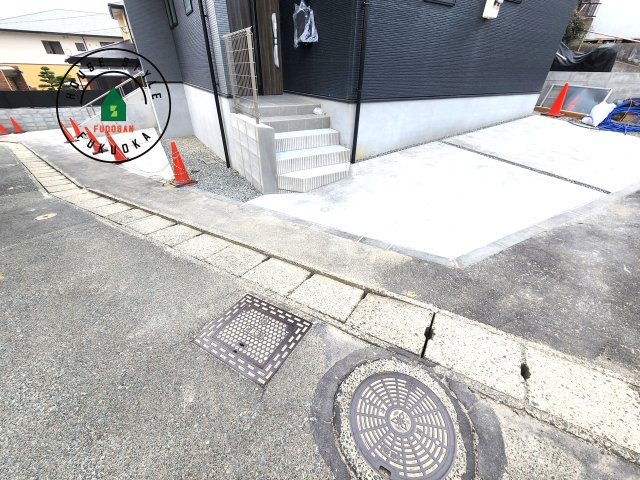 城南区神松寺1丁目第3-2棟（2号棟）の駐車場|広々した駐車場になります。3台並列駐車となります。