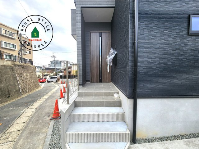 城南区神松寺1丁目第3-2棟（2号棟）の玄関|おでかけの時も帰った時も、「我が家」を最初に感じでもらえる素敵な空間に。