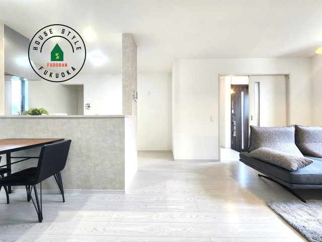 城南区神松寺1丁目第3-2棟（2号棟）の居間・リビング|ご家族を近くに感じられる対面キッチンのLDK。会話もはずみそうですね。