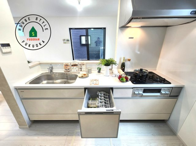 城南区神松寺1丁目第3-2棟（2号棟）のキッチン|キッチン。グリル・食器洗い乾燥機・浄水器も完備。