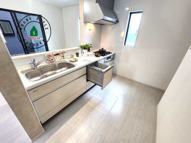 城南区神松寺1丁目第3-2棟（2号棟）のキッチン|ダイニングテーブルへの配膳がラクラク、お料理はかどるカウンター付きシステムキッチン！