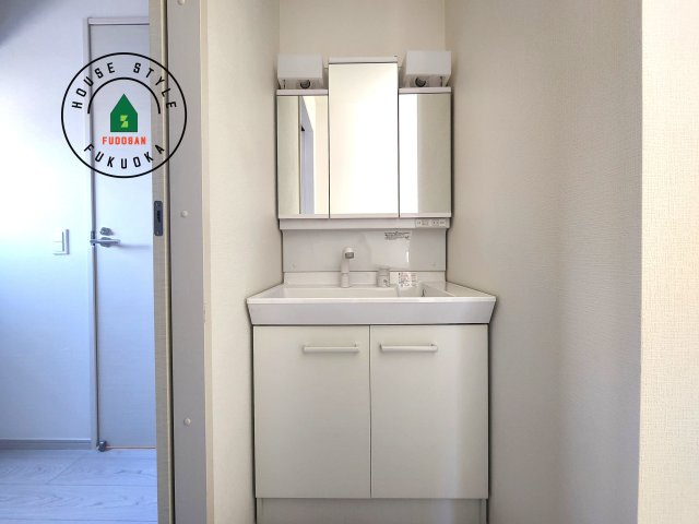 大野城市若草2丁目第2-1棟（1号棟）の内観：施工例|毎日使うものだから清潔な空間を保ちたい水回り。洗面にはそんな願いを解消させてくれる収納アイデアが満載です。三面鏡の裏側にはキャビネットが現れ小物から背の高い物まで収納できます。