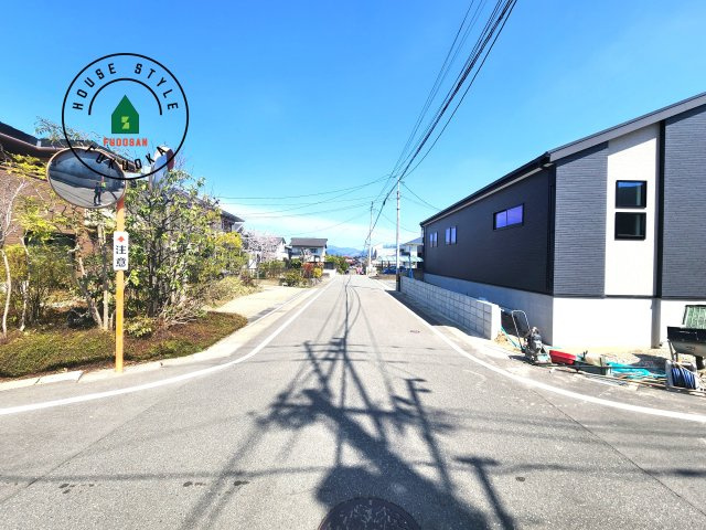 大野城市若草2丁目第2-1棟（1号棟）の前面道路含む現地写真|前面道路は閑静な住宅地をはしる車通りの少ない道路。お車の出し入れが苦手なママや小さなお子様にも安心ですね。しっかり舗装もされているので、ベビーカーや自転車で通っても快適に通行できます。