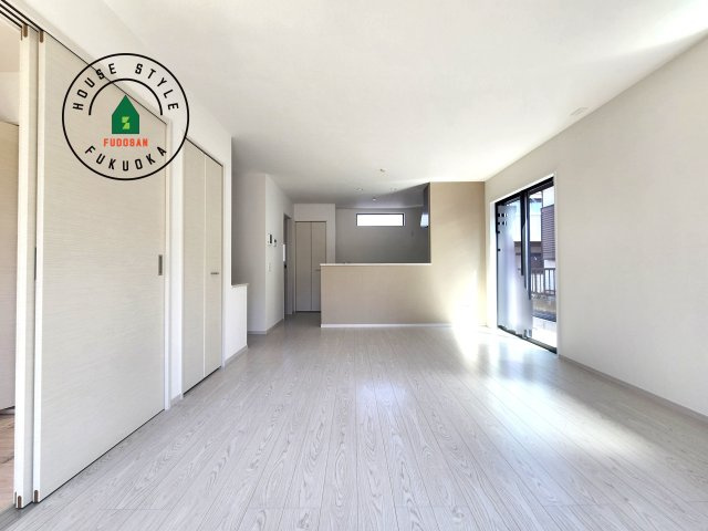 大野城市若草2丁目第2-1棟（1号棟）の内観：施工例|ご家族を近くに感じられる対面キッチンのLDK。会話もはずみそうですね。