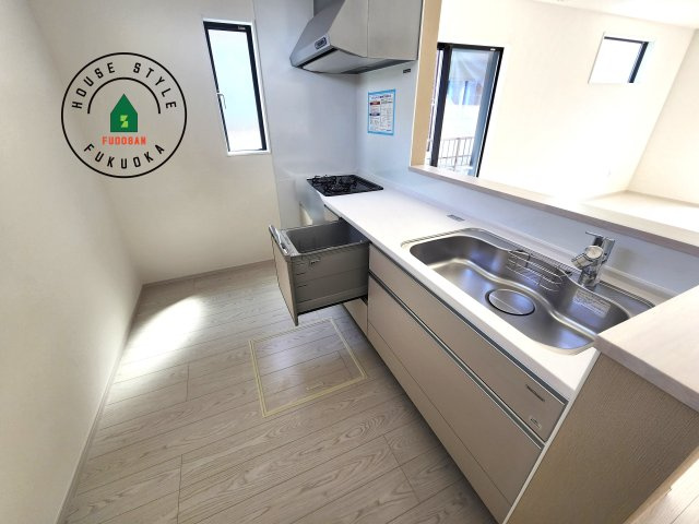 大野城市若草2丁目第2-1棟（1号棟）の内観：施工例|ダイニングテーブルへの配膳がラクラク、お料理はかどるカウンター付きシステムキッチン！