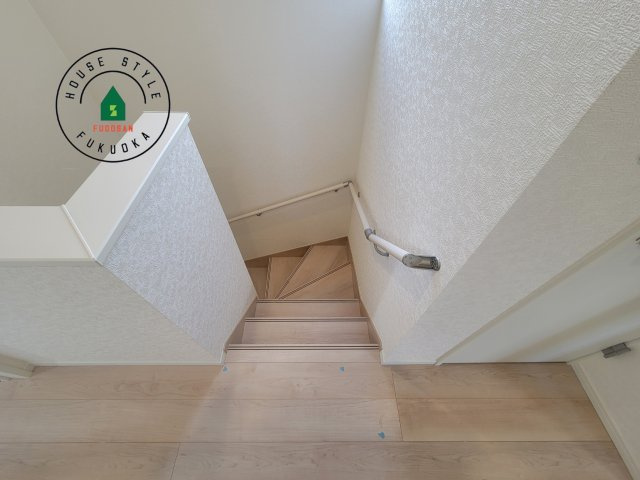 春日市一の谷1丁目第8-4棟（4号棟）の内観：施工例|＜手すり付階段＞手すりがないと階段の昇り降りで危険なことはもちろん、壁に手をつきながら歩くことで壁紙が汚れやすくなります。すべての方に快適に昇り降りしていただくため、手すりを設置しました。