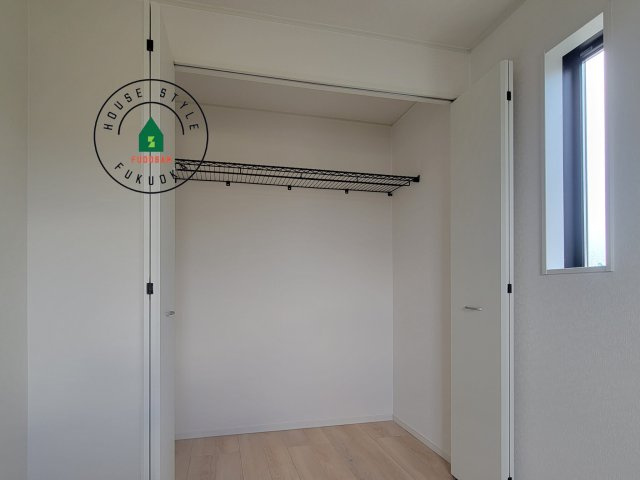 春日市一の谷1丁目第8-4棟（4号棟）の内観：施工例|【WIC（ウォークインクローゼット）】 たくさんの洋服をかけてもシワになりにくいウォークインクローゼット。洋服以外にも、普段使わない家電やスーツケース、ストック品など何でも片付く嬉しい空間です。