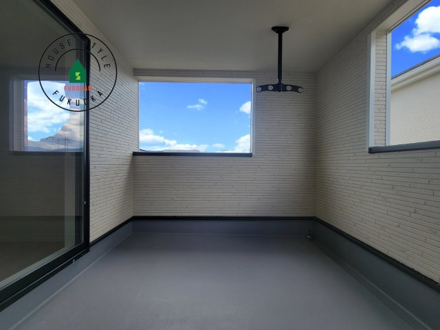 春日市一の谷1丁目第8-4棟（4号棟）の外観：施工例|バルコニーに自分のこだわりをもたせる。120％自由自在のバルコニー。もちろんお洗濯物を干す、ゴミを一時保管するなどもおまかせください。バルコニーを多目的スペースとして考えてみましょう。