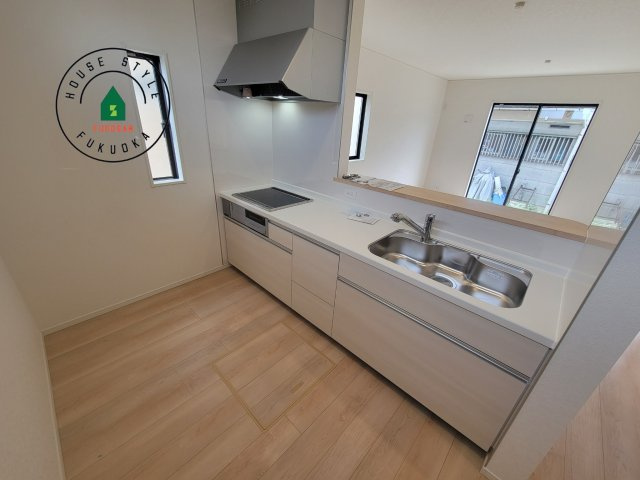 春日市一の谷1丁目第8-4棟（4号棟）の内観：施工例|カウンターキッチンなら、リビングで遊ぶ子供の様子を見ながら料理ができるので安心です。料理を運んでもらったり、子供にお手伝いしてもらいやすいのもいいですね。