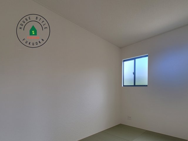 春日市一の谷1丁目第8-4棟（4号棟）の内観：施工例|和室を上手に活用すると暮らし方の幅が広がります。例えば普段は開け放して、子供の小さいうちはお昼寝や遊びのスペースに。畳はソフトなので転んでもケガをしにくく安心です