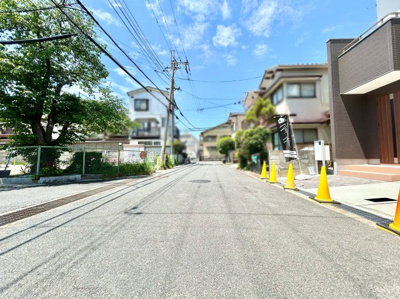 【前面道路含む現地写真】 | 城陽市平川長筬　新築戸建 | 前面道路は《約6ｍ》とゆったりとした広さです(^^)/運転が苦手な方も安心ですね。